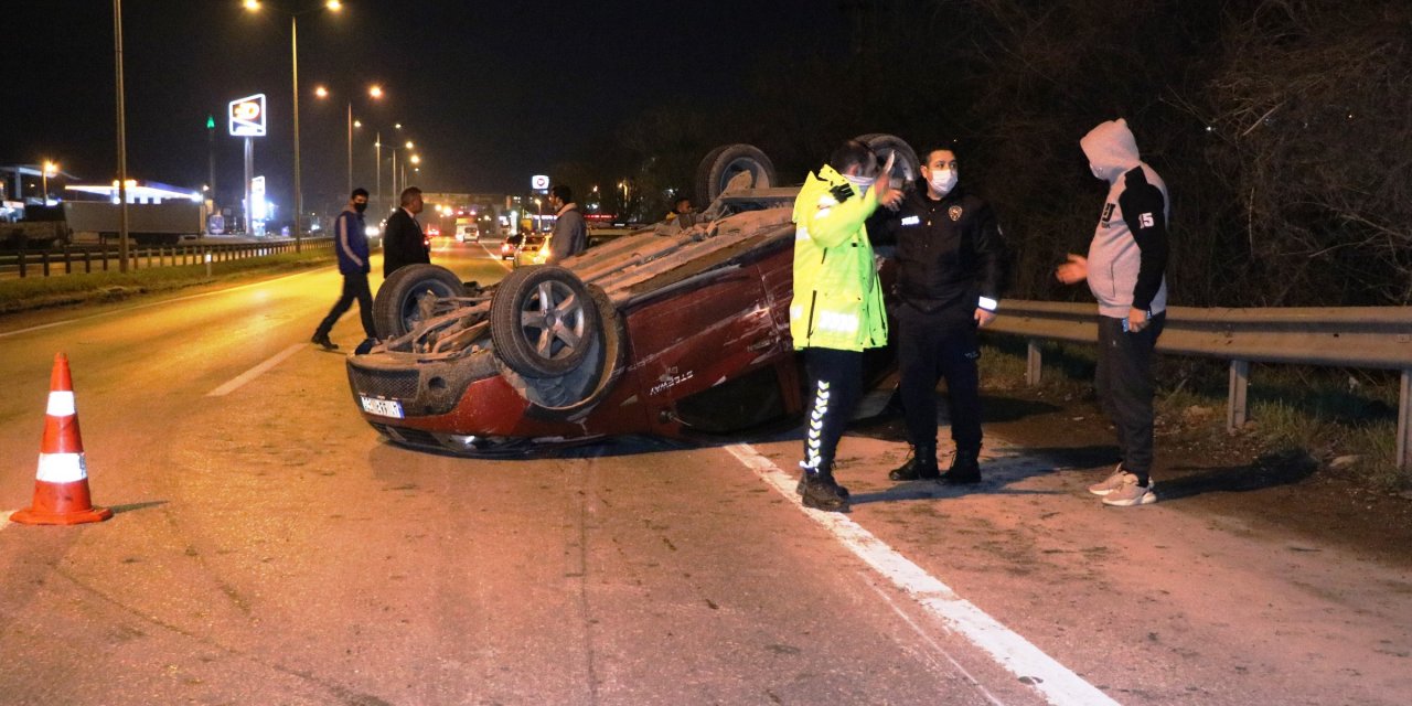 TIR'a çarpıp takla atan otomobilden çıkıp, yaya olarak kaçtılar