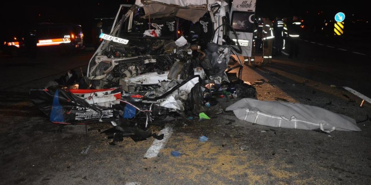 Ortalık savaş alanına döndü!  Korkunç kaza! İşçi taşıyan minibüs TIR’a çarptı: 3 ölü, 9 yaralı