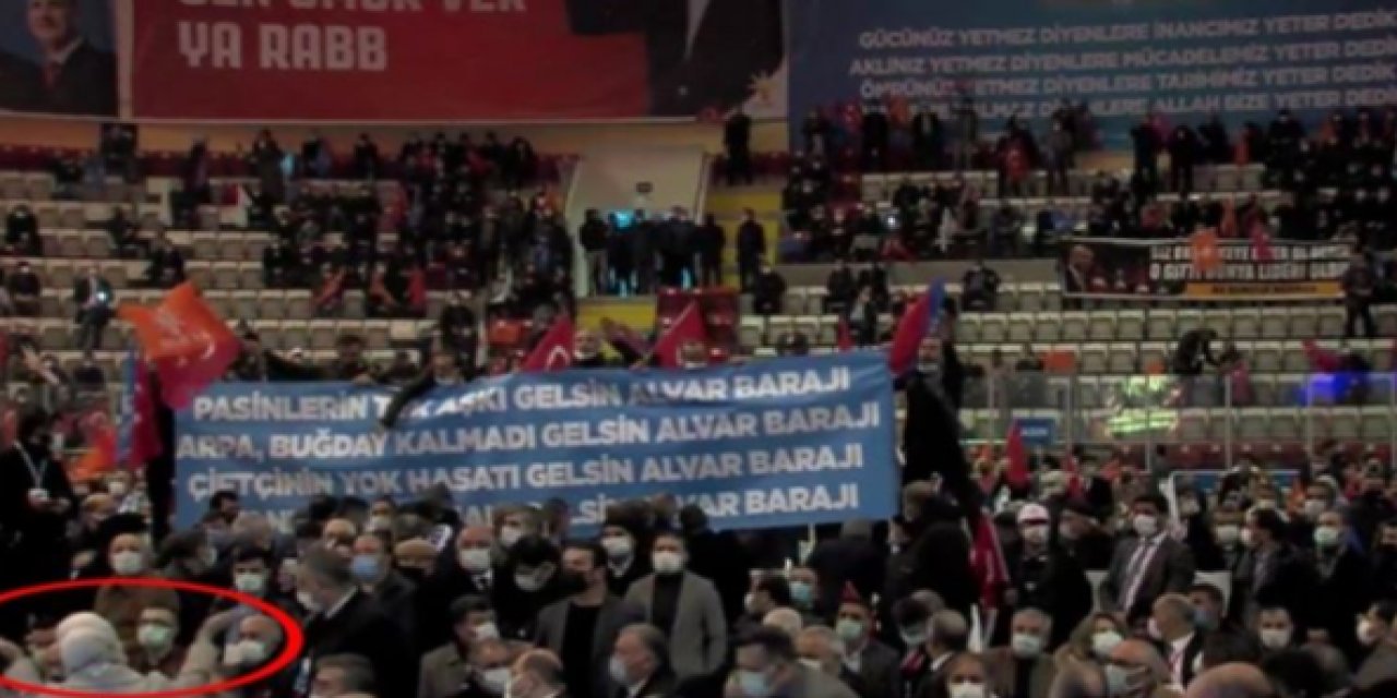Erdoğan'a seslerini duyurmak istemişlerdi...  AKP kongresinde pankart krizi! Vekilin bir hareketiyle kaldırıldı!
