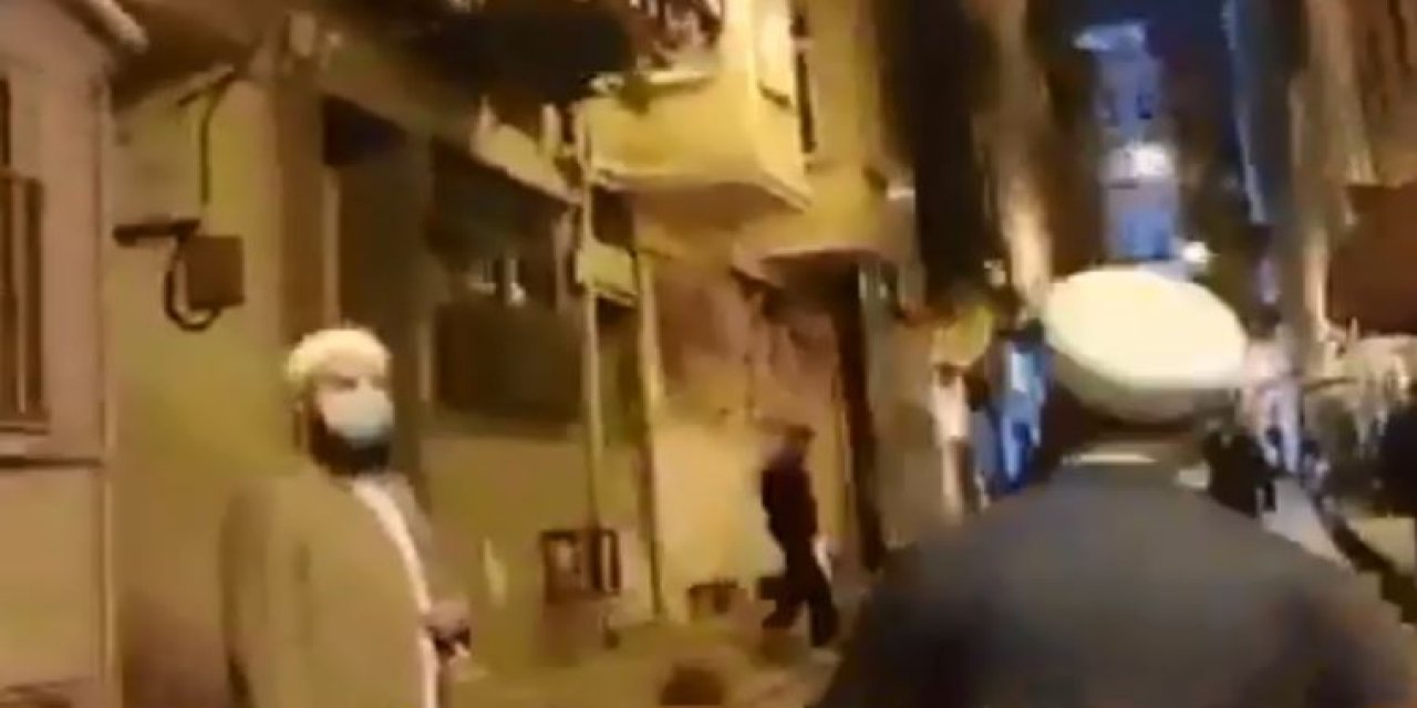 "Ölüm var, Allah var, zinaya yaklaşmayın" İsmailağa cemaatinden olduğu iddia edilen cübbeli ve sarıklı grup Bayram Sokak'ta "tebliğ" yaptı!