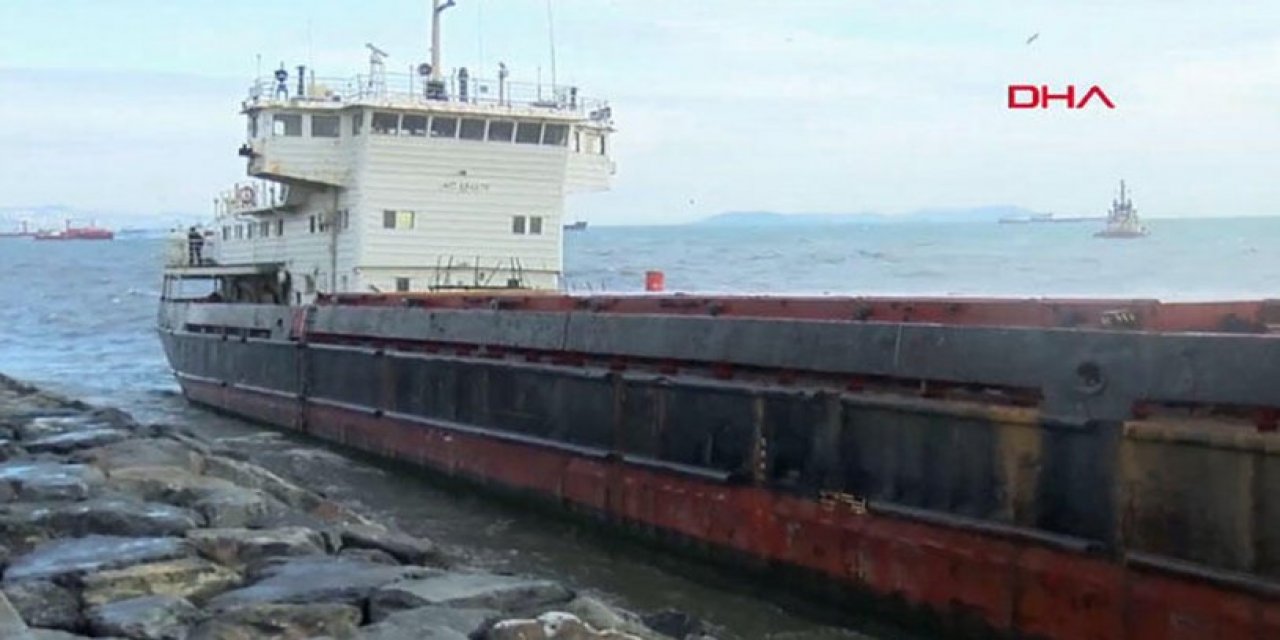 Zeytinburnu'nda fırtınada sürüklenen gemi karaya oturdu!