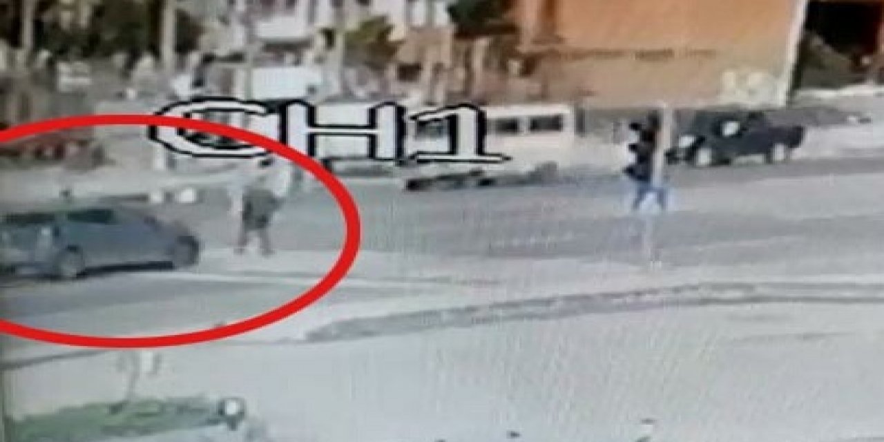 Kırmızı ışıkta geçen otomobilin yaşlı adama çarptığı anlar kameralara yansıdı