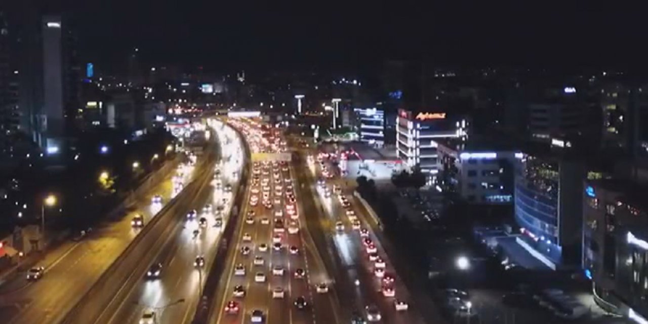 İstanbul'da sokağa çıkma kısıtlaması öncesi trafik yoğunluğu