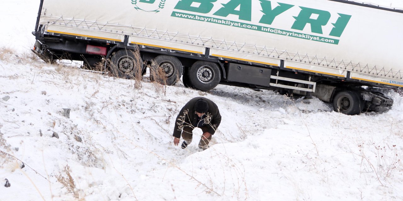 Uçuruma sürüklenen TIR'ın sürücüsü yola dönmekte zorlanınca gazeteciler yardım etti