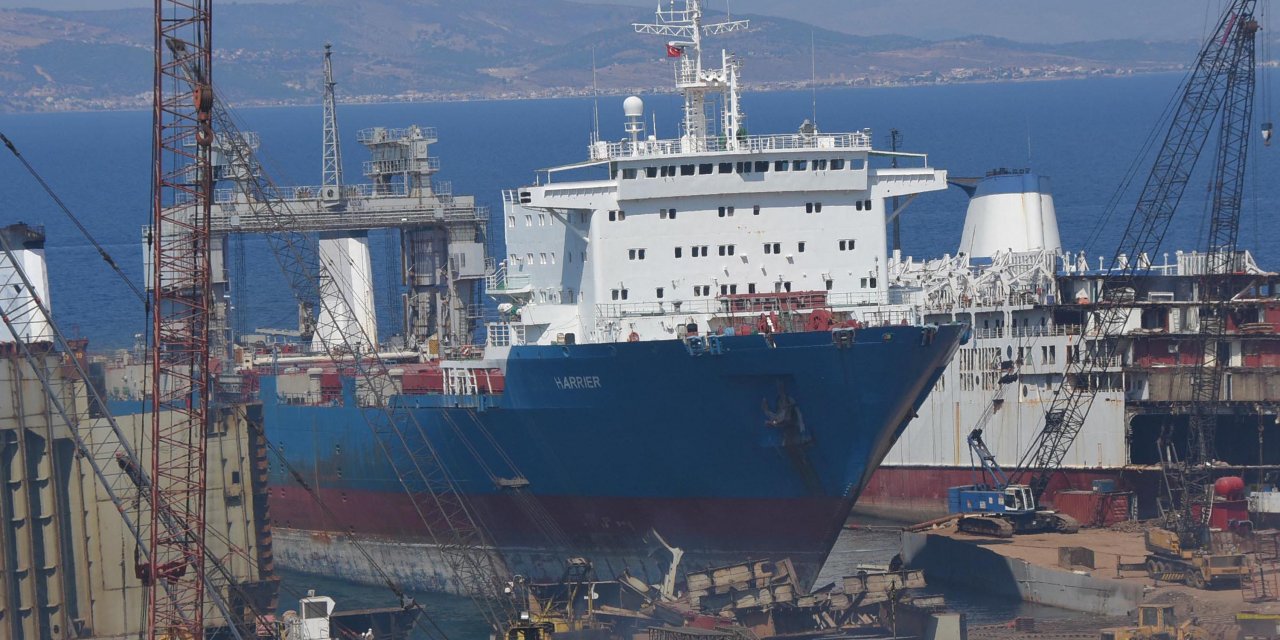 Foça'da çevre faciası yaratan gemi kaptanı ve sahibi için hapis cezası istendi