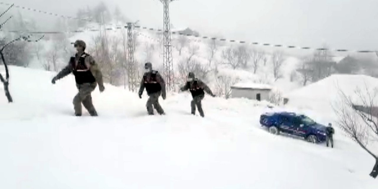 Jandarma, yaşlı adamın çatısındaki karı temizledi