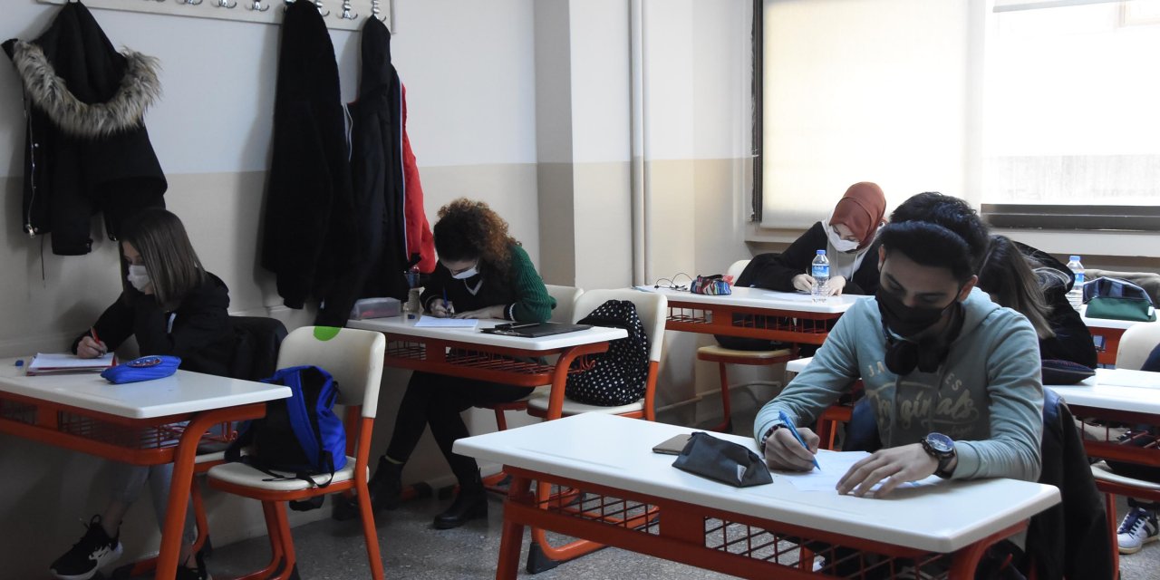Resmi okullardaki destekleme ve yetiştirme kurslarında yüz yüze eğitim başladı.