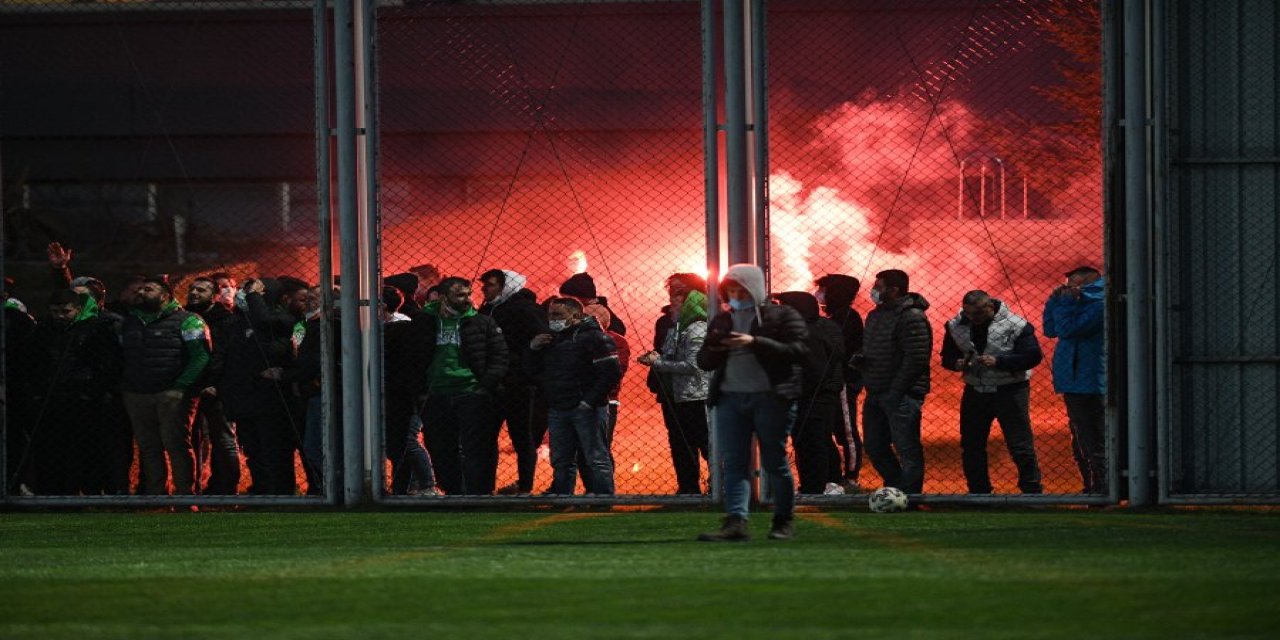 Bursaspor taraftarından meşaleli destek