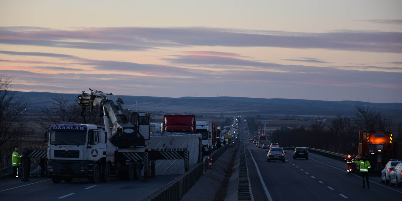 TIR'ın devrildiği yol, 2 saat ulaşıma kapandı