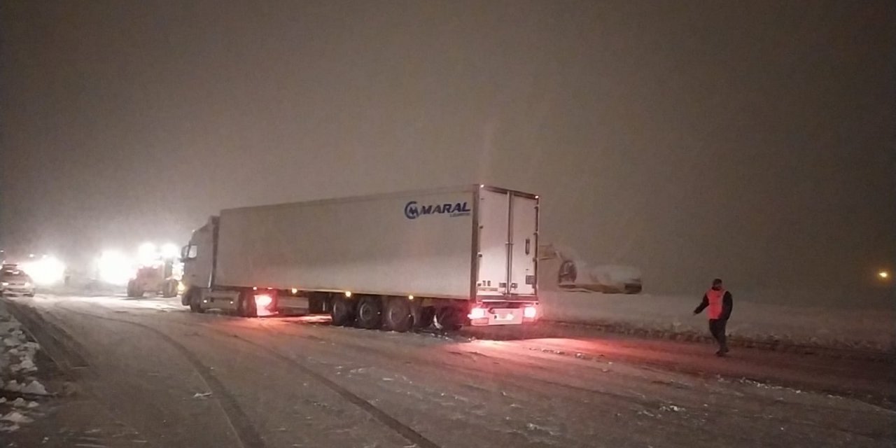 Bitlis'te kar ve tipi nedeniyle yolda kalan TIR'lar, ekiplerin müdahalesi ile çıkarıldı