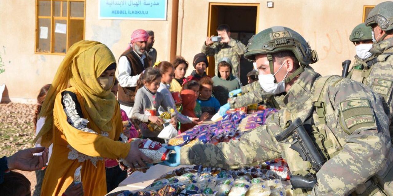 Barış Pınarı bölgesindeki çocuklara gıda ve kırtasiye yardımı