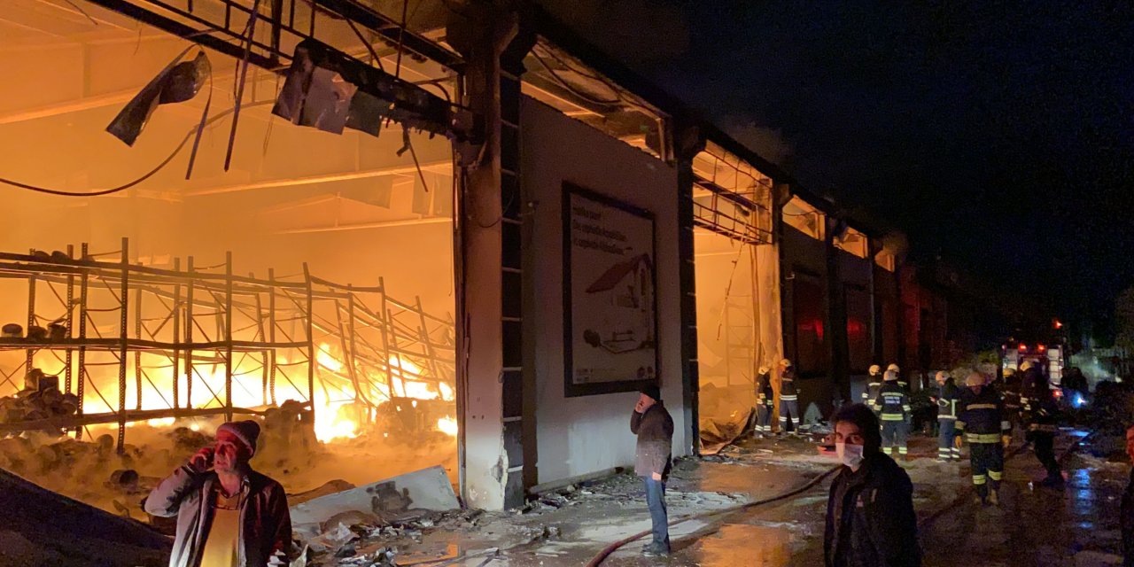 Diyarbakır'da TOMA'ların da müdahale ettiği boya deposundaki yangın korkuttu