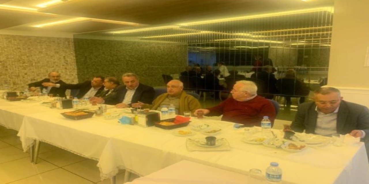 Eski AKP'li vekilin paylaştığı bu fotoğraf gündem oldu! İşte AKP'nin maskesiz, sosyal mesafesiz yemekli buluşması...