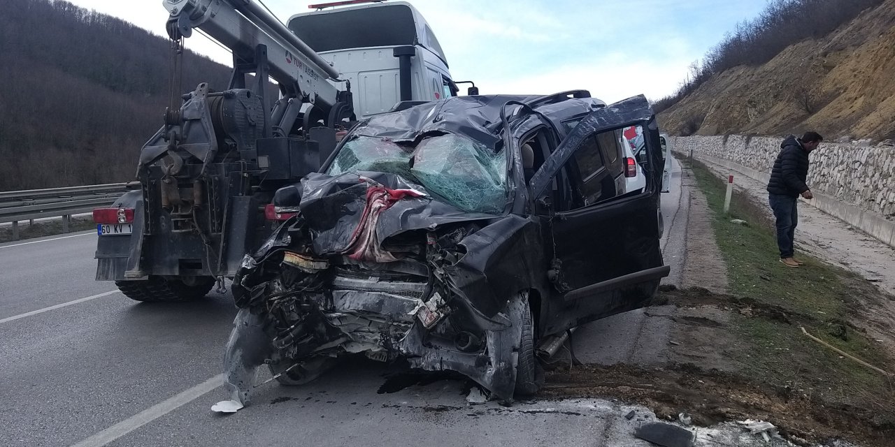 Hafif ticari araç bariyerlere çarpıp şarampole yuvarlandı
