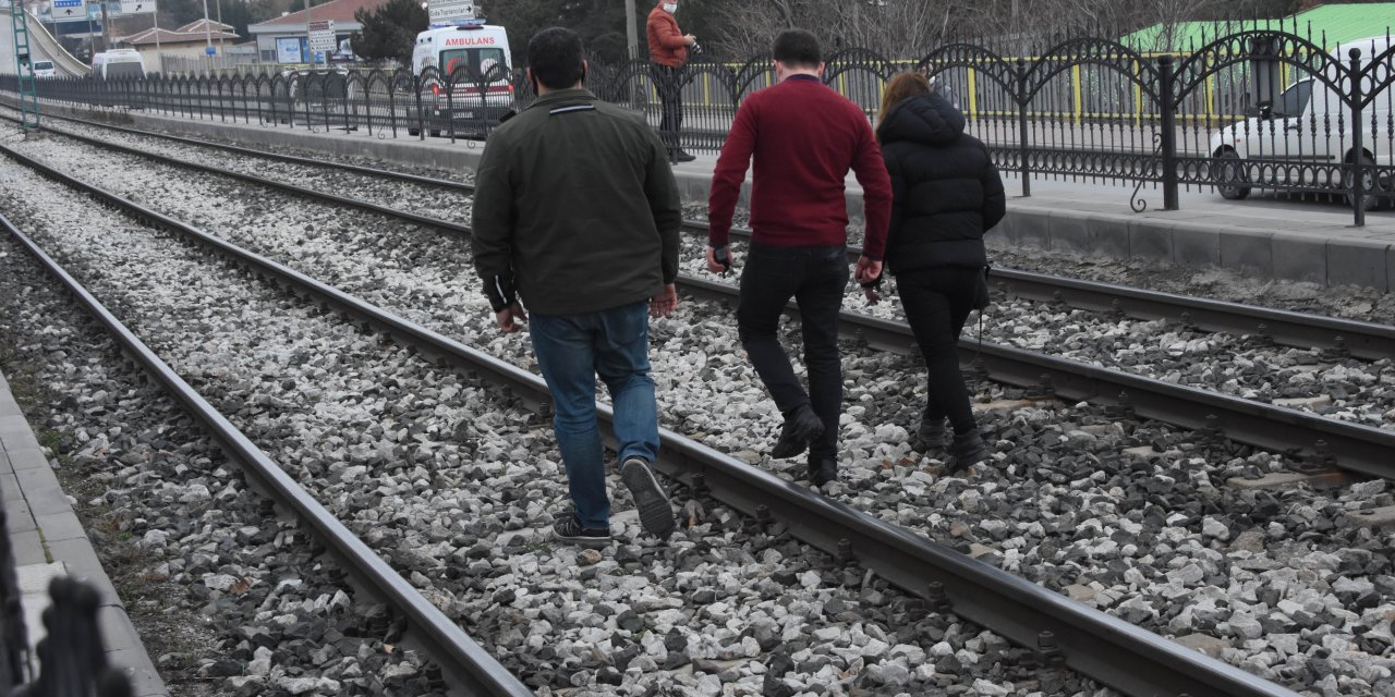 Cezaevindeki sevgilisini göremediğini iddia edip tramvay hattına girdi