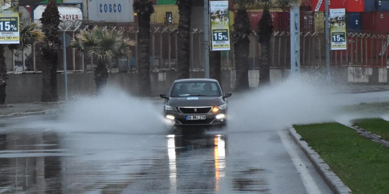 İzmir'de dolu ile karışık sağanakta, cadde ve sokaklar suyla doldu