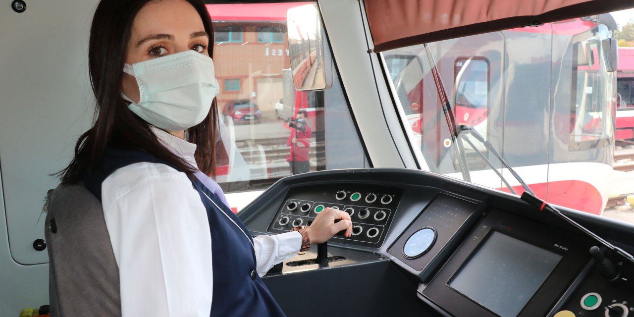 Fenalaşıp tramvay raylarına düşen kadın, makinistin dikkati sayesinde kurtuldu