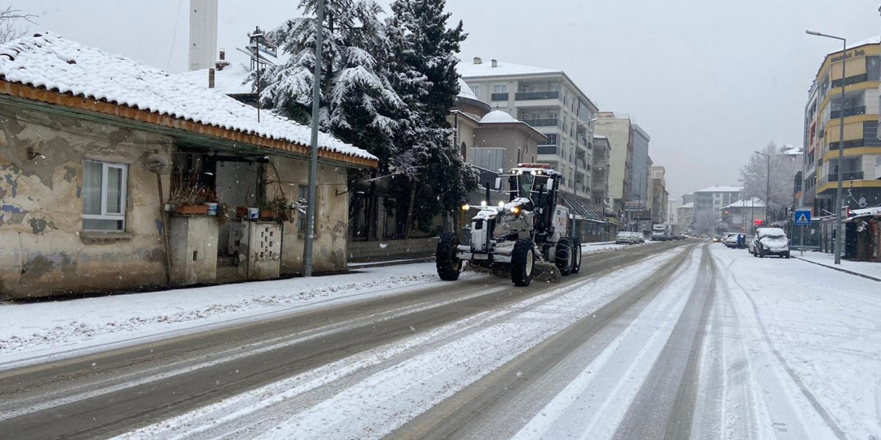 Kar, Burdur'da ulaşımı olumsuz etkiledi