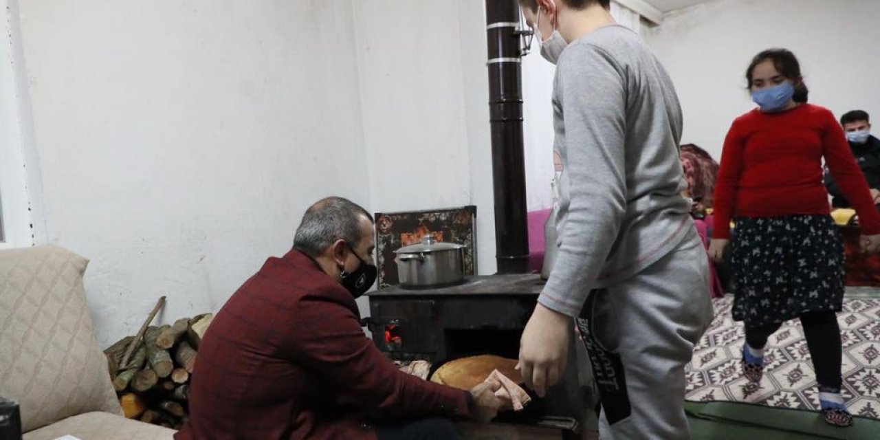 Vali Sonel, traktör sürüp, kuzinede ekmek pişirdi