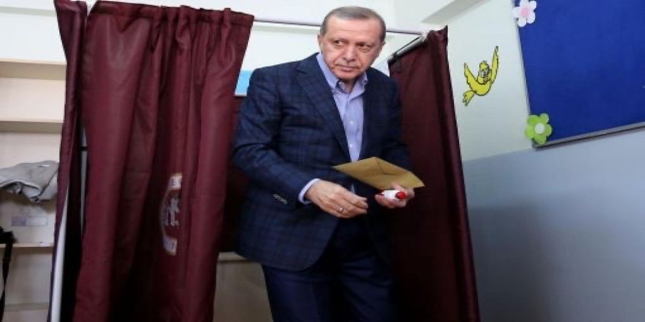 Erdoğan'ın anketçisiydi; Cumhurbaşkanı hükümet sistemi sonrasında AKP seçmeninin kaydığı partileri açıkladı