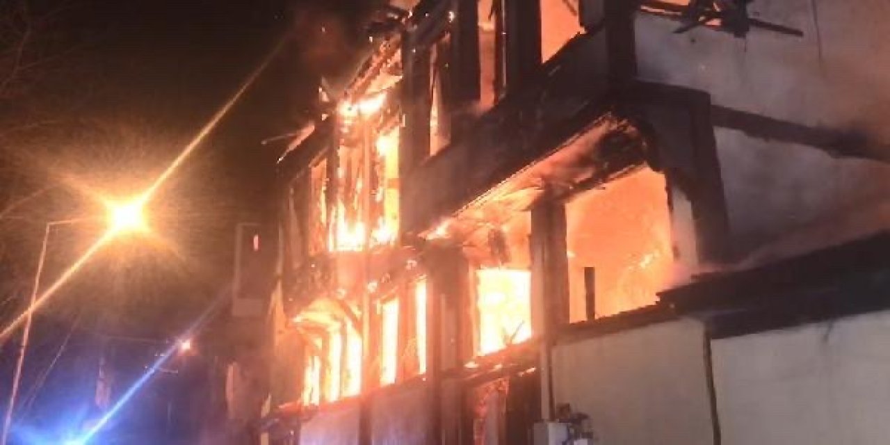 Bursa'da 120 yıllık tarihi bina yangında çöktü