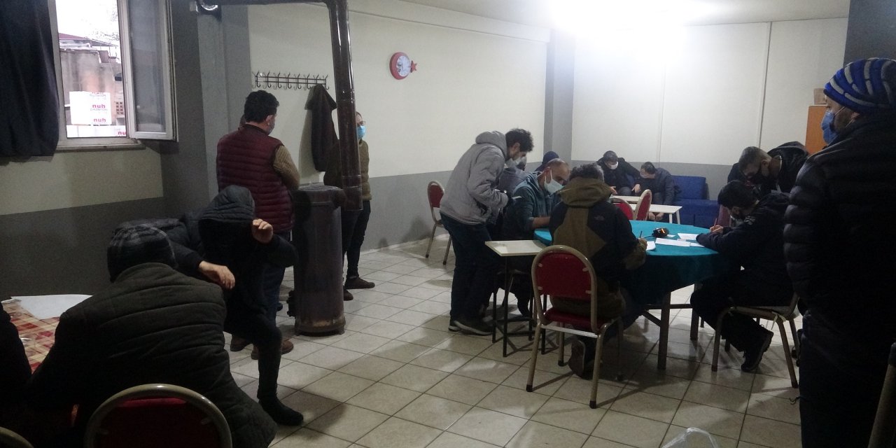 Kamerayla önlem alıp, 3 aydır faaliyet gösteren kıraathaneye baskın