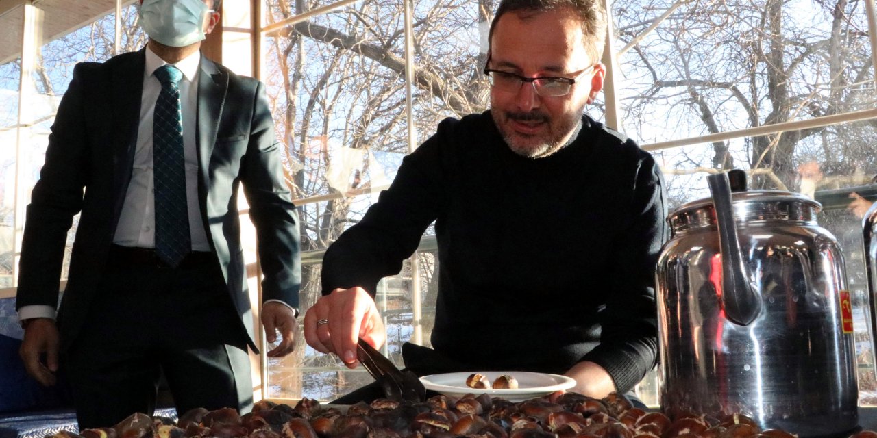 Bakan Kasapoğlu, Vanlı gençlerle şarkı söyledi