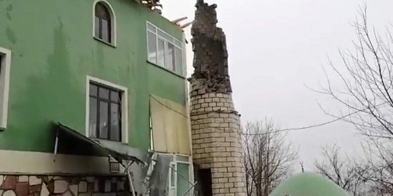 Yıldırım isabet eden minare yıkıldı