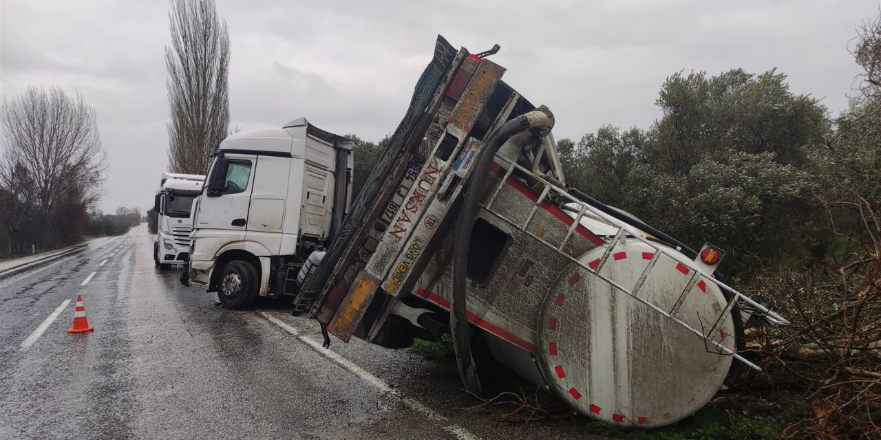 Kayganlaşan yolda devrilenTIR'ın taşıdığı tanker zeytinliğe savruldu