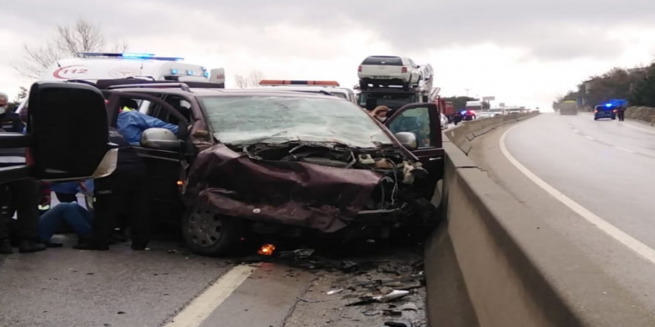 İnşaat işçilerini taşıyan araç önce TIR'a, sonra bariyerlere çarptı