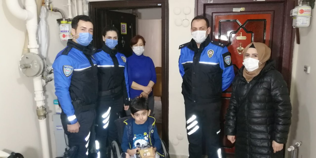 Polis ekiplerinden evde eğitim gören engelli çocuklara ziyaret