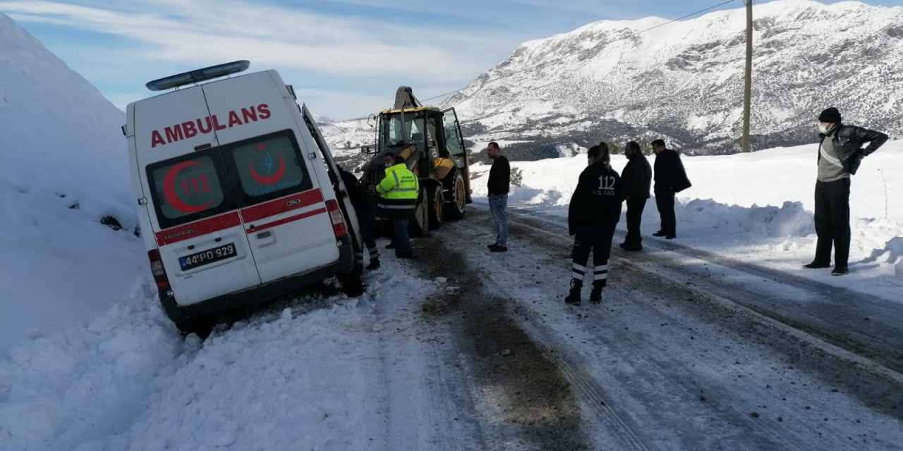 Kara saplanan ambulans 1 saatte kurtarıldı