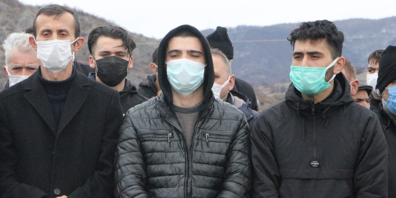 Kendisini birliğine teslim ettikten sonra kazada ölen ailesini son yolcuklarına uğurladı