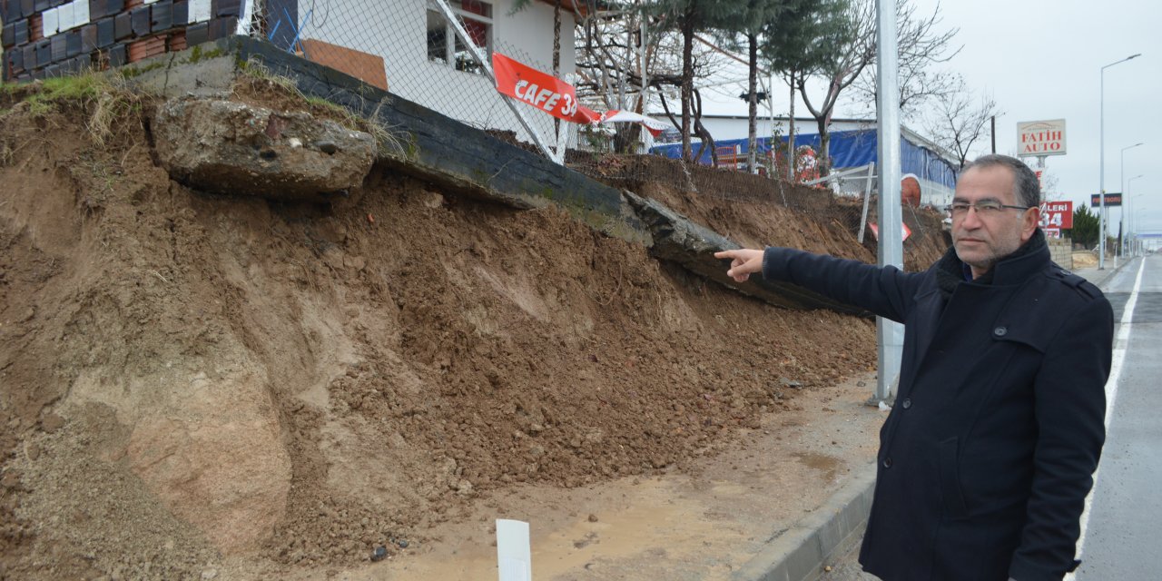 Adıyaman'da yağış  istinat duvarını yıktı