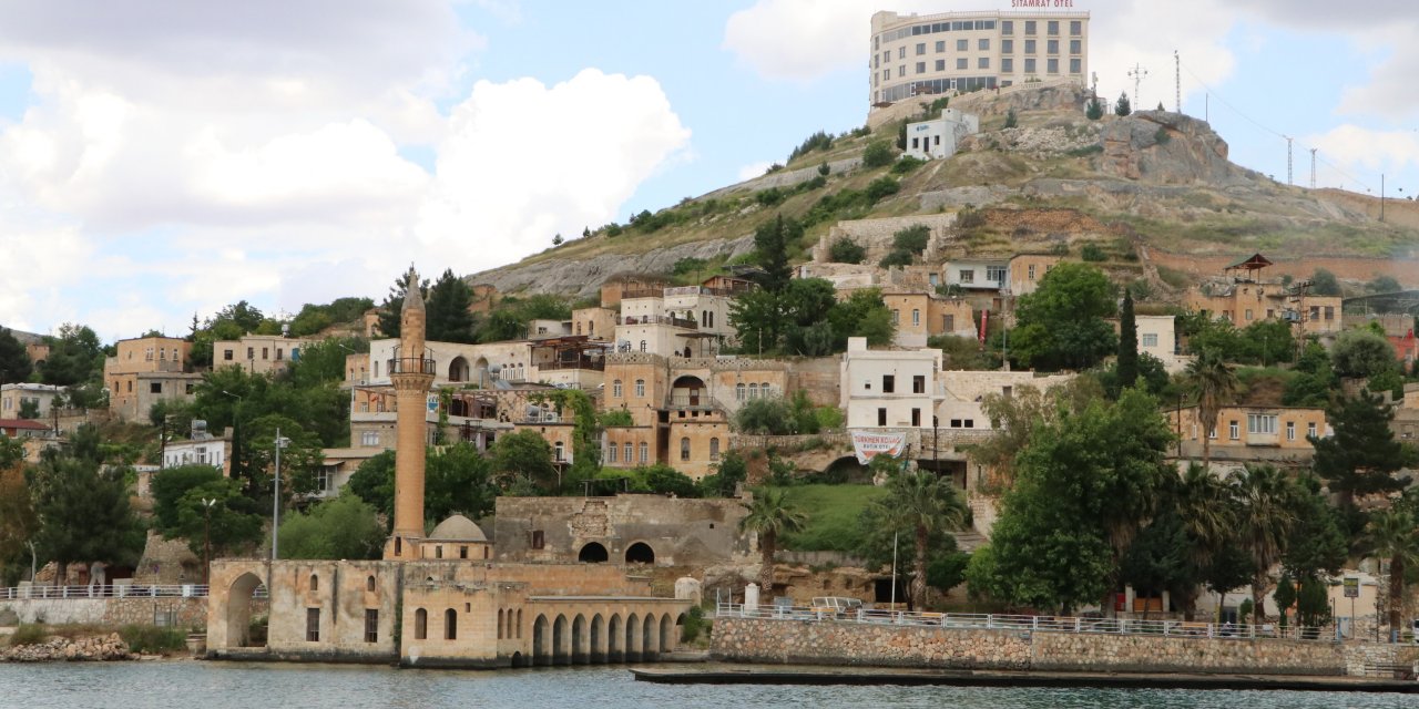 Halfeti’nin otelinin yıkım kararını paylaştı, saldırıya uğradı