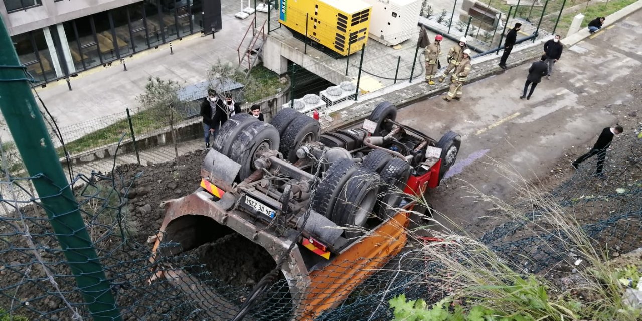 Kağıthane'de frenleri boşalan kum yüklü kamyon şarampole yuvarlandı