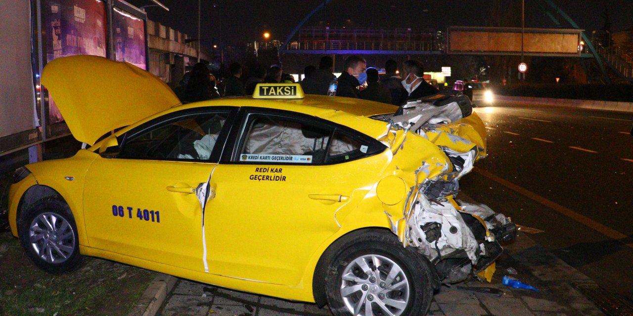 Ankara'da otomobil yolcu alan taksiye çarptı: 1 ölü, 3 yaralı
