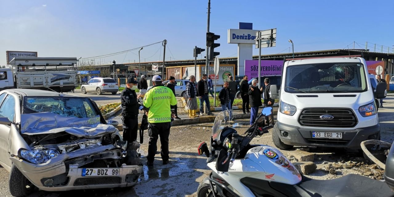 Mersin'de 4 aracın karıştığı zincirleme kaza