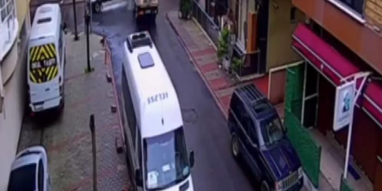 Kamyonetin çarptığı minibüs devrildi 2 kişi ölümden döndü o anlar kamerada