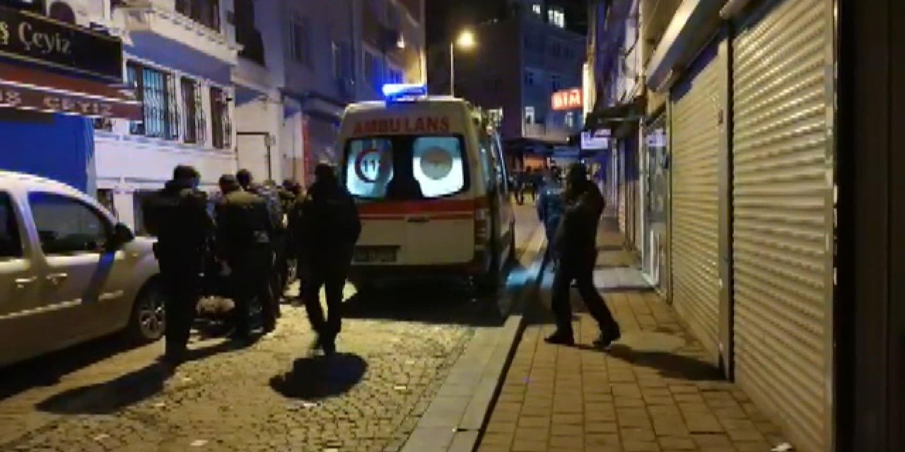 Fatih'te otomobilin çarptığı gece bekçisi yaralandı