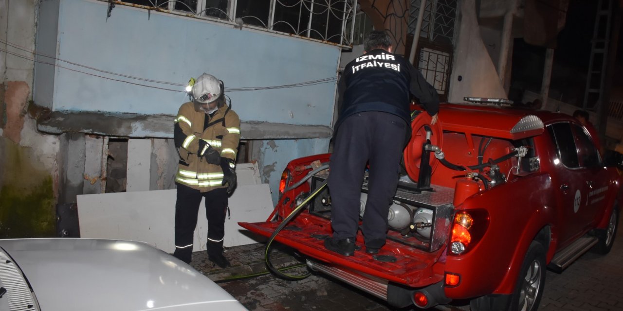 İzmir'de 3 katlı binanın giriş katında yangın paniği