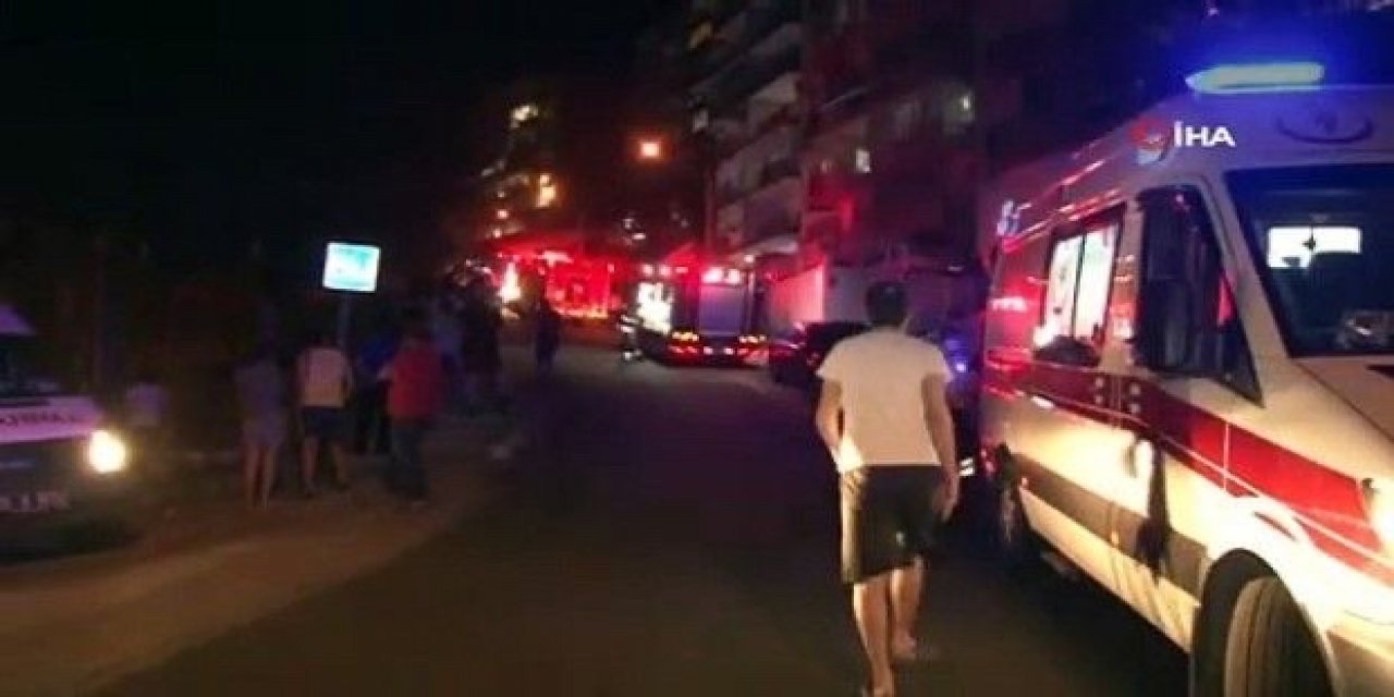 İzmir'de 3 katlı binanın giriş katında yangın paniği