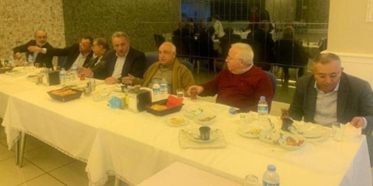 Bu fotoğraf tepki çekmişti... Cemil Çiçek özür diledi...