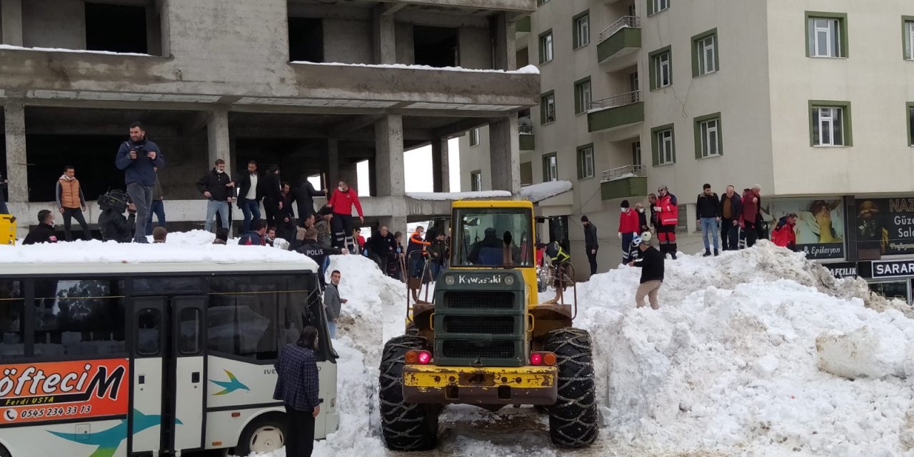 Bitlis'te çatıdan tonlarca kar kütlesi düştü: 3 çocuk yaralı