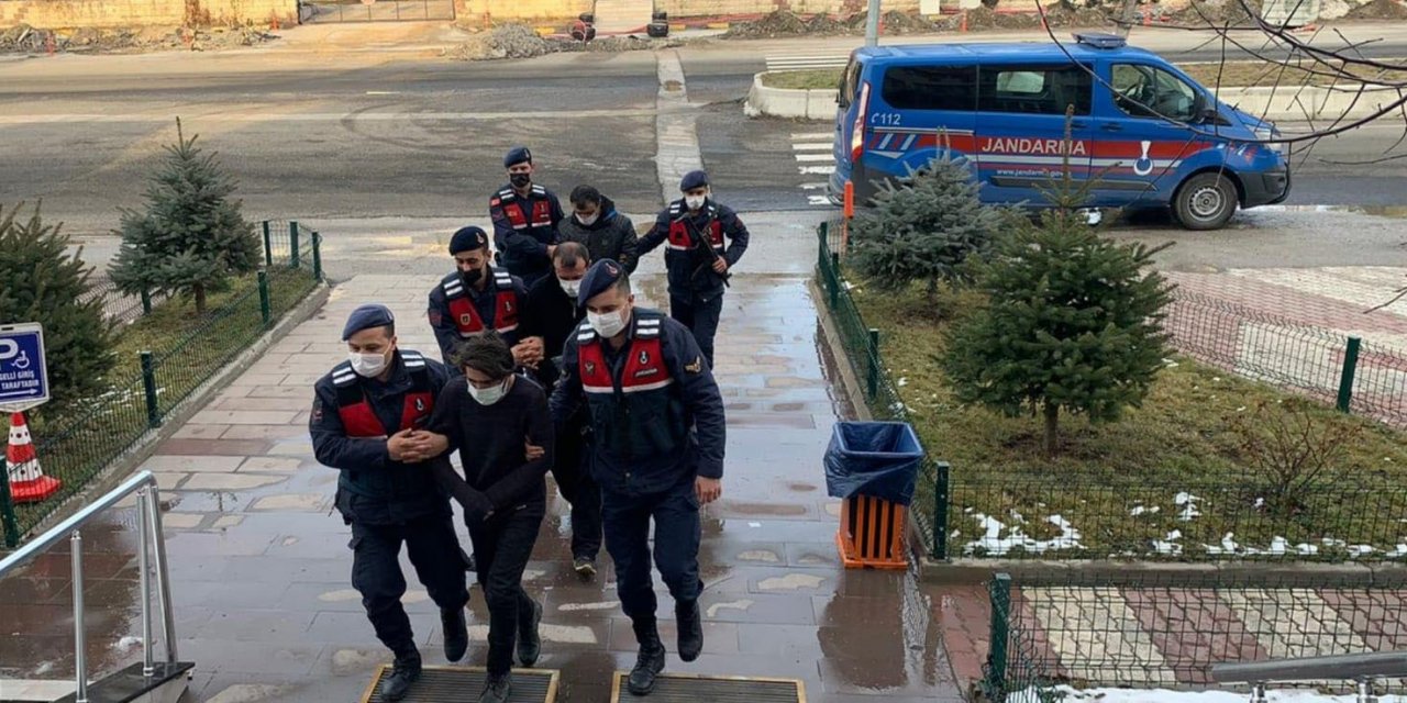 Bilecik’te telefon kablosu çalan 3 şüpheliye suçüstü