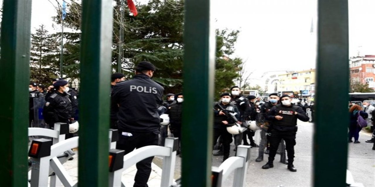 Boğaziçi Üniversitesi önündeki protestoya polis müdahalesi! Yeni gözaltılar var...