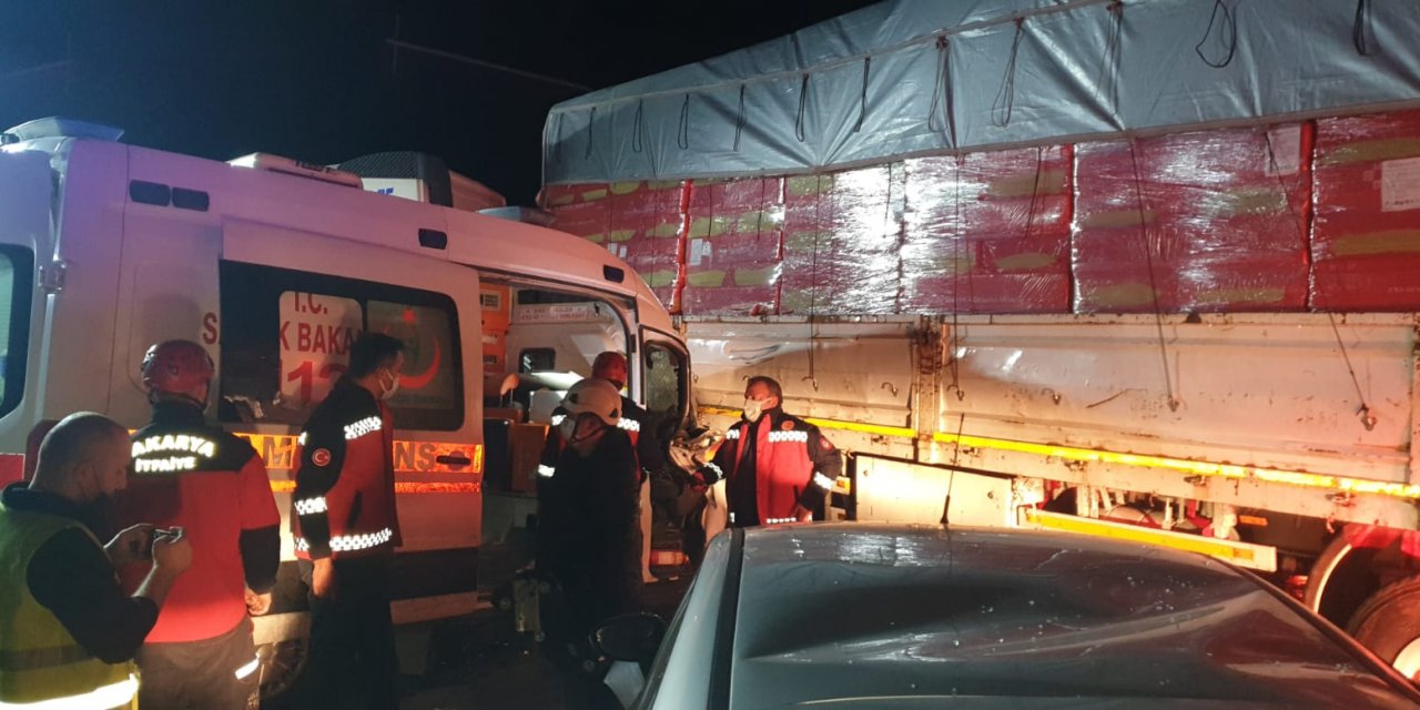 Ambulans ve otomobil, TIR’a çarptı: 8 yaralı 