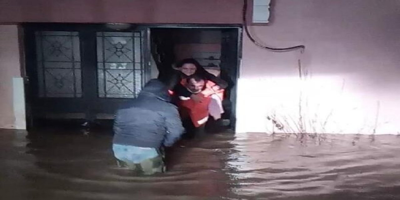 Babaeski'de dereler taştı; Evlerde mahsur kalanlar kepçeyle kurtarıldı