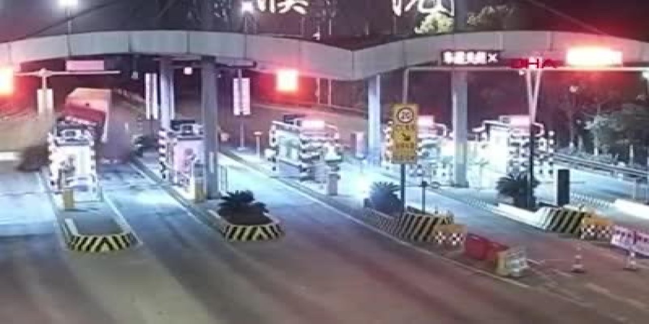 Çin'de TIR, otoyol gişesine  çarptı