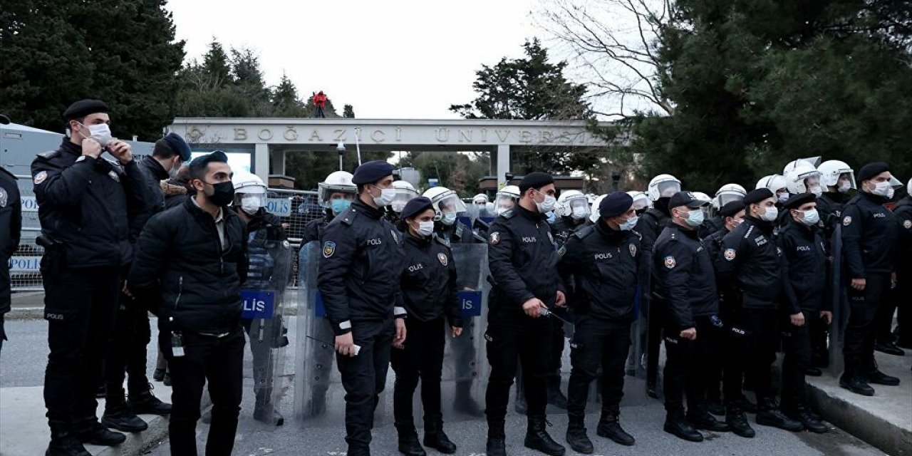 İSTANBUL Valiliği, Boğaziçi Üniversitesi'ndeki eylemlerde toplam 159 kişinin gözaltına alındığını açıkladı.